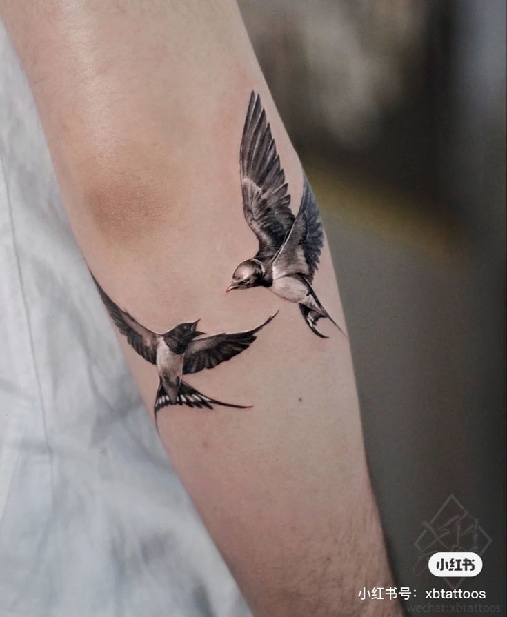 Hình xăm chim én trên bắp tay, phong cách blackwork, chi tiết, ảnh HD.