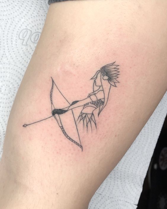 tattoo cho người thích phiêu lưu Hình xăm cung thủ phong cách blackwork trên bắp tay, chi tiết tinh tế, độ phân giải HD.