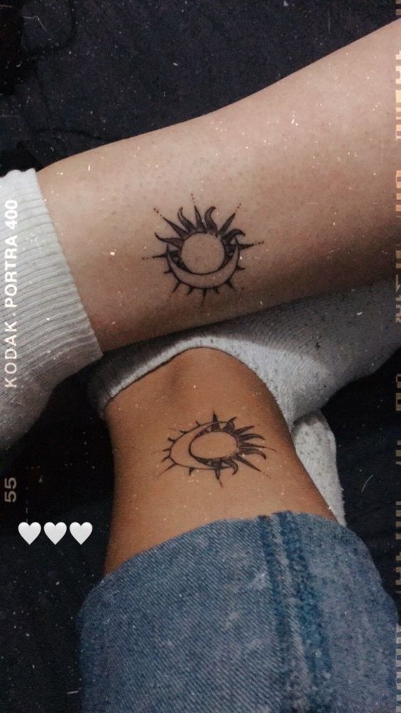 mẫu xăm cho cặp đôi yêu nhau Hình xăm mặt trời và mặt trăng mini trên chân, phong cách blackwork, ảnh HD.