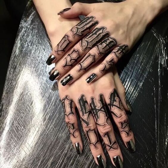 Hình xăm chữ phong cách blackwork trên ngón tay, chi tiết tinh xảo, độ phân giải HD.