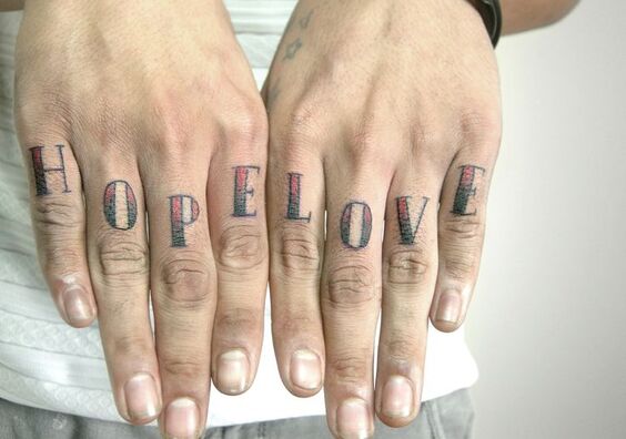 Hình xăm chữ "HOPE" và "LOVE" trên ngón tay, phong cách cổ điển, chi tiết rõ nét, ảnh HD.