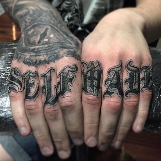 Hình xăm chữ blackwork trên ngón tay, phong cách cổ điển, độ phân giải HD.