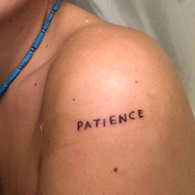 Hình xăm chữ "Patience" trên vai, phong cách tối giản, độ phân giải HD.