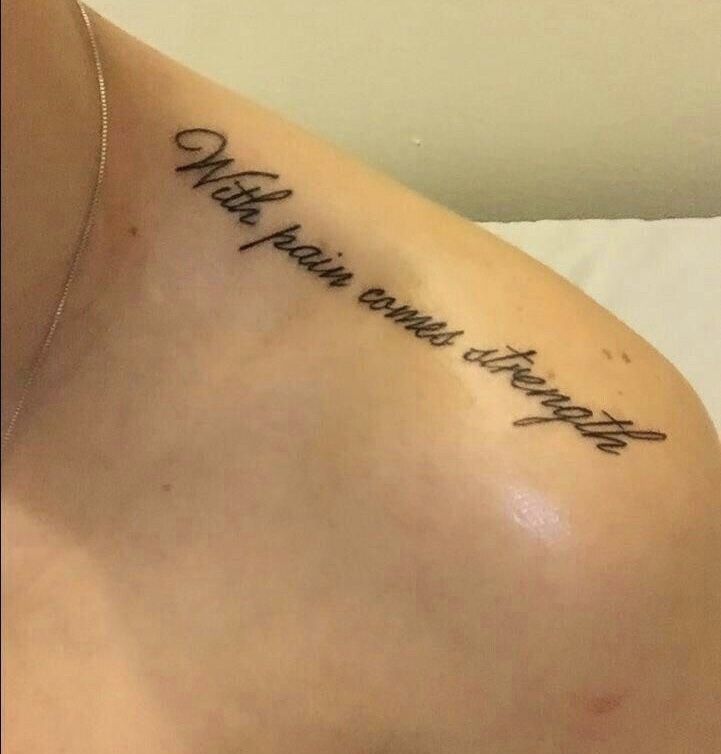 mẫu xăm chữ tạo động lực trên vai Hình xăm chữ cổ điển trên vai, chữ "With pain comes strength" phong cách tối giản, ảnh HD.
