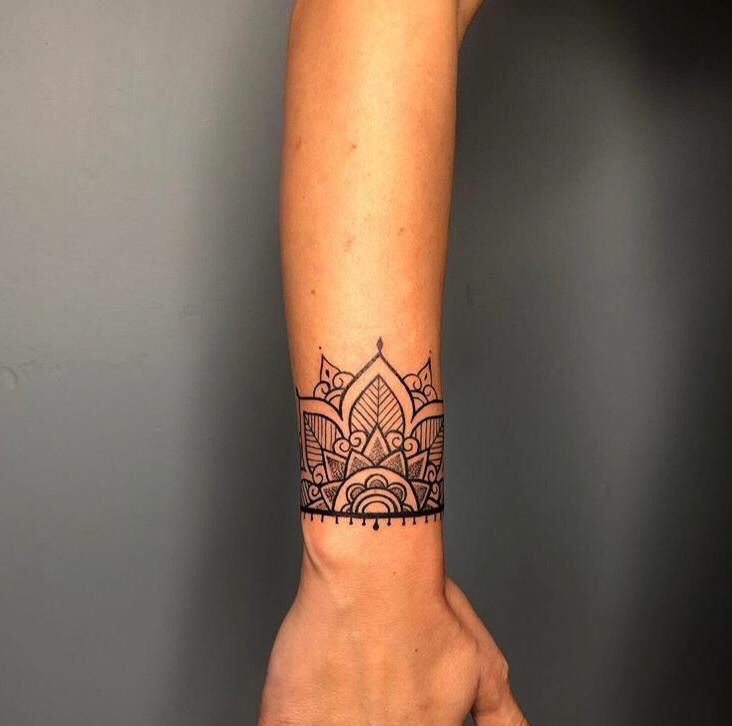 Hình xăm mandala trên cổ tay phong cách blackwork chi tiết, ảnh HD.