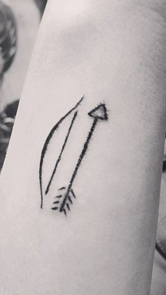 kiểu xăm cung tên giản dị Hình xăm mũi tên và cung mini trên tay, phong cách blackwork, độ phân giải HD.