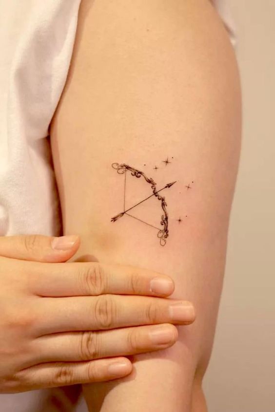 hình xăm mini cung tên lấp lánh Hình xăm cung tên mini trên tay, phong cách blackwork tinh tế, độ phân giải HD.