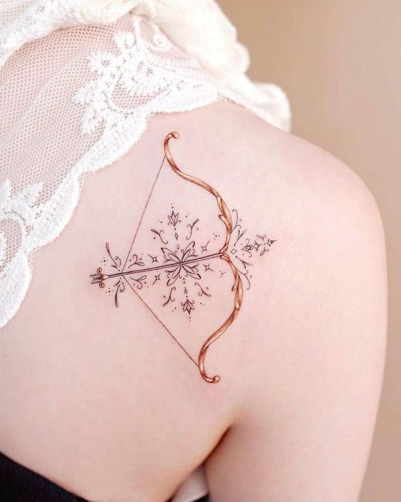 tattoo cung tên trên vai Hình xăm cung tên hoa văn trên vai, phong cách tinh tế, ảnh HD chi tiết.