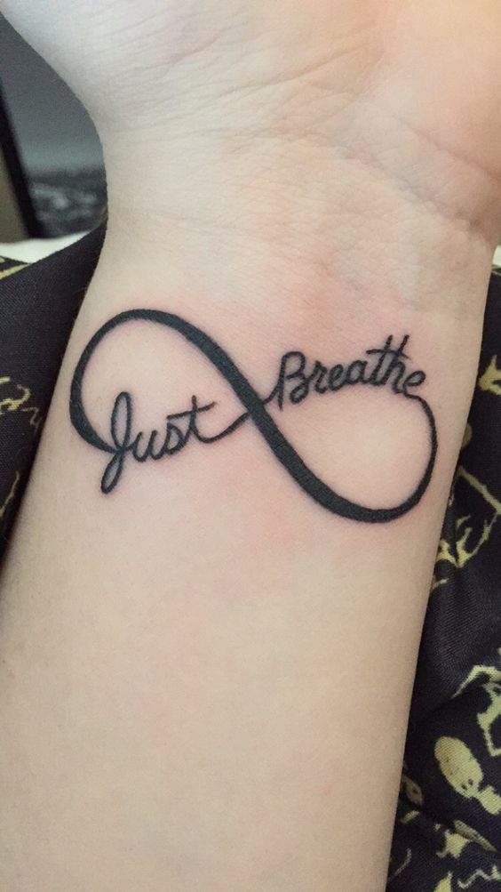 kiểu tatoo dấu vô cực sâu sắc Hình xăm chữ "Just Breathe" phong cách script trên cổ tay, độ phân giải HD, thiết kế tối giản.