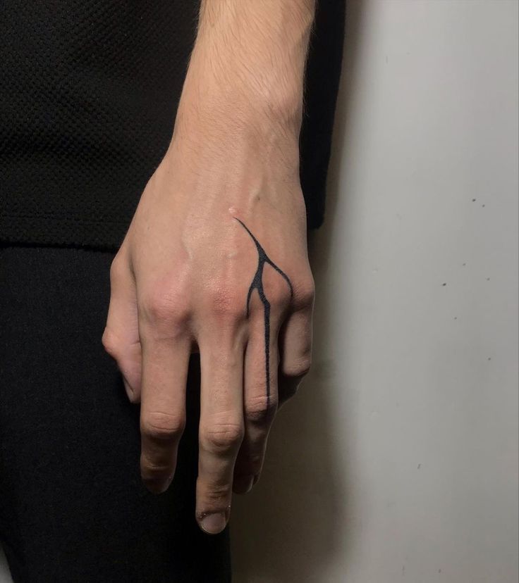 mẫu xăm tối giản cho nam Hình xăm tối giản trên tay với phong cách blackwork, độ chi tiết cao, độ phân giải HD.