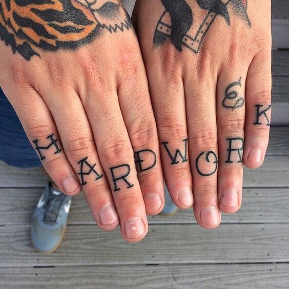 Hình xăm chữ "HARDWORK" trên ngón tay, phong cách blackwork, độ phân giải HD, chi tiết rõ ràng.