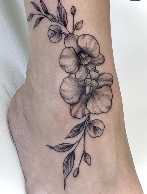 kiểu xăm hoa lan chạy dọc bàn chân Hình xăm hoa phong cách blackwork trên mắt cá chân, chi tiết tinh tế, ảnh độ phân giải cao.