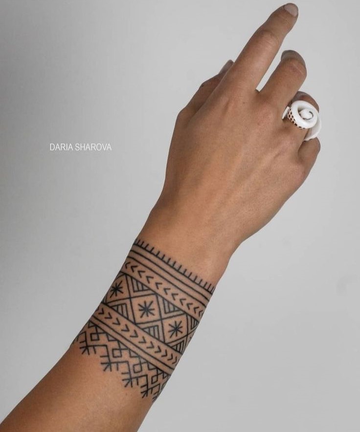 Hình xăm họa tiết hình học trên cổ tay, phong cách blackwork, chi tiết sắc nét, độ phân giải HD.