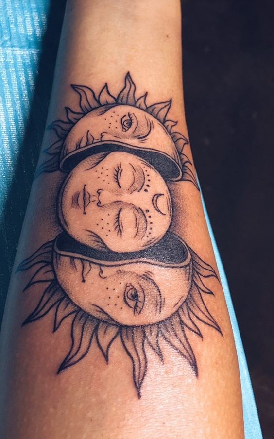 thiết kế xăm trăng mới lạ Hình xăm mặt trời và mặt trăng trên cánh tay, phong cách blackwork, chi tiết tinh xảo, ảnh HD.