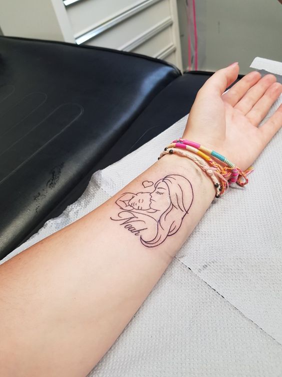 kiểu xăm mẫu mẹ và con với chữ nghệ thuật trên cổ tay Hình xăm phác thảo mẹ và con trên cánh tay, phong cách blackwork, chi tiết, ảnh HD.