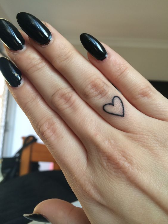 kiểu xăm nhỏ hình trái tim giản dị nhất Hình xăm trái tim mini trên ngón tay, phong cách blackwork, chi tiết đơn giản, ảnh HD.