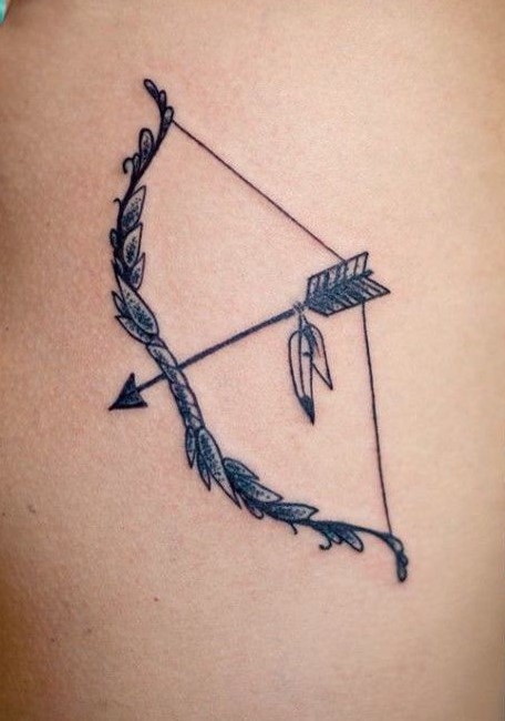 hình xăm mũi tên hoang dã Hình xăm cung tên phong cách blackwork trên cánh tay, chi tiết. Ảnh chất lượng HD.