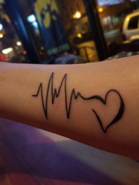 Hình xăm nhịp tim và trái tim trên tay, phong cách blackwork, chi tiết rõ nét, ảnh độ phân giải HD.