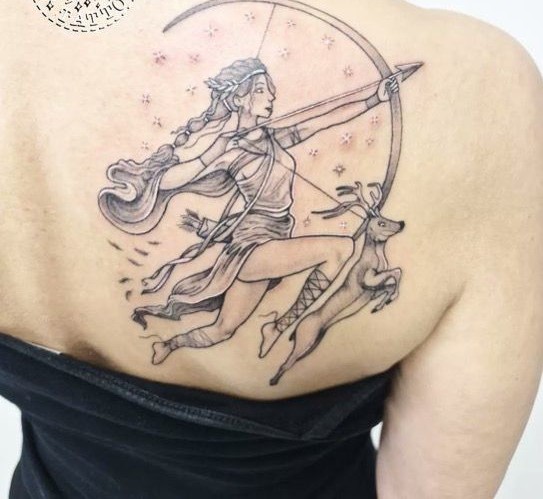 tattoo nữ thần giương cung đẹp Hình xăm nữ thần Artemis ở lưng, phong cách blackwork chi tiết, độ phân giải HD.
