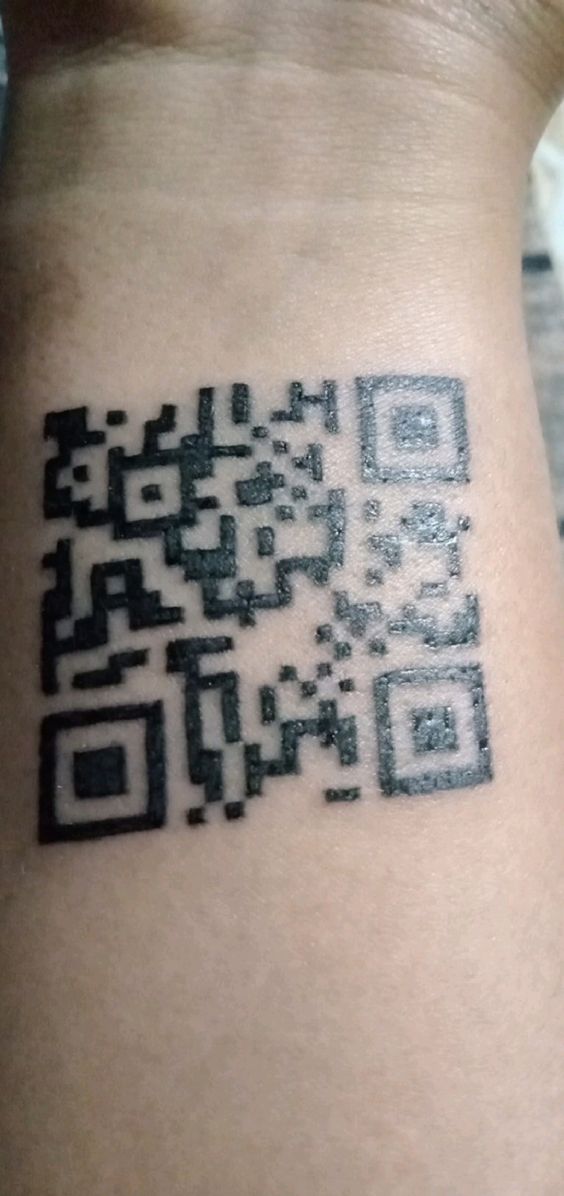 Hình xăm QR code trên cổ tay, phong cách blackwork chi tiết, độ phân giải HD.