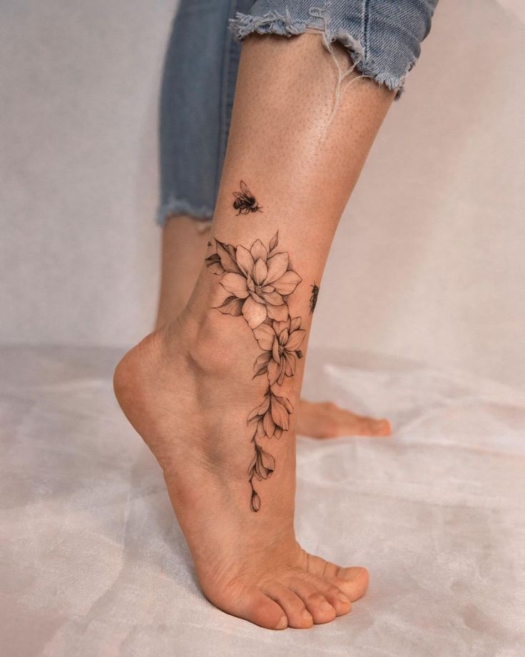 Hình xăm hoa trên chân, phong cách blackwork, chi tiết, ảnh HD.