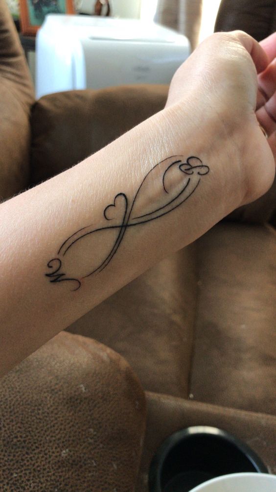 kiểu xăm vòng luân hồi kép đẹp Hình xăm mini vô cực với trái tim phong cách blackwork trên cổ tay, ảnh HD chi tiết.