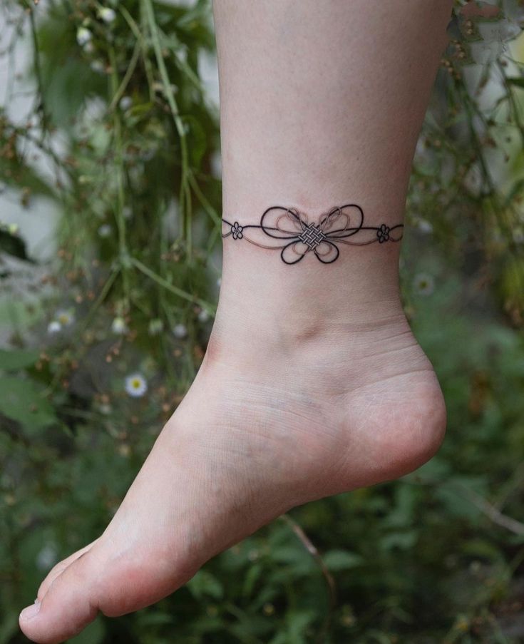 Hình xăm vòng chân phong cách blackwork chi tiết, vị trí mắt cá chân, ảnh chất lượng cao.