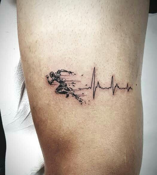 Hình xăm chạy bộ và nhịp tim trên đùi, phong cách blackwork, độ chi tiết cao, ảnh HD.