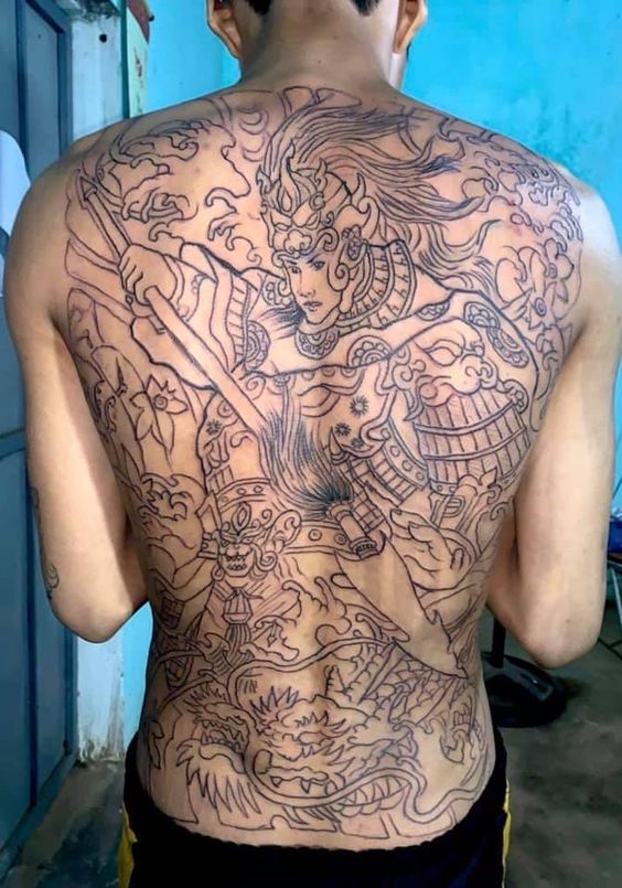 Hình xăm thần chiến binh chi tiết trên lưng, phong cách blackwork, độ phân giải HD.