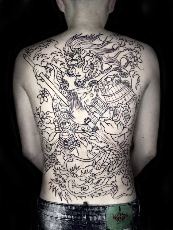 Hình xăm chiến binh Nhật Bản trên lưng, phong cách blackwork chi tiết, ảnh HD.