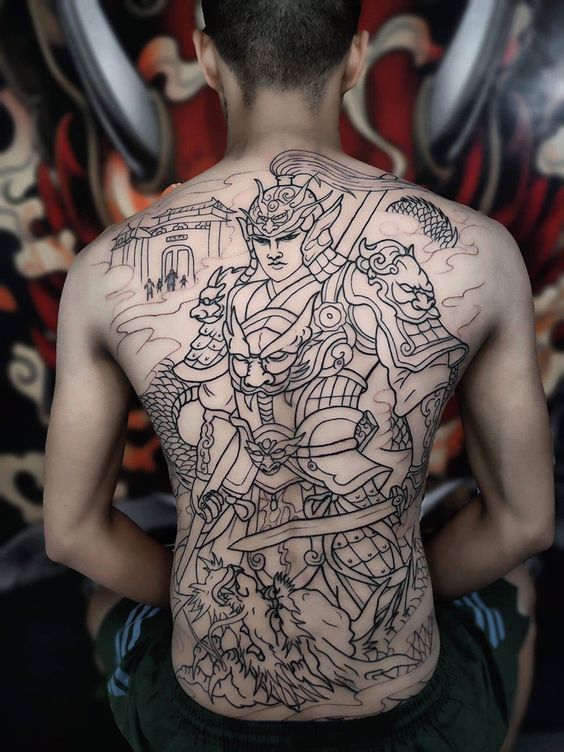 Hình xăm samurai trên lưng, phong cách blackwork chi tiết, độ phân giải HD.