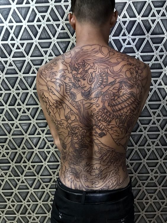 Hình xăm rồng blackwork chi tiết trên lưng, phong cách cổ điển, độ phân giải HD.