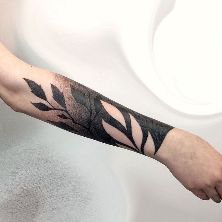 Hình xăm lá trên cánh tay, phong cách blackwork, chi tiết cao, ảnh HD.