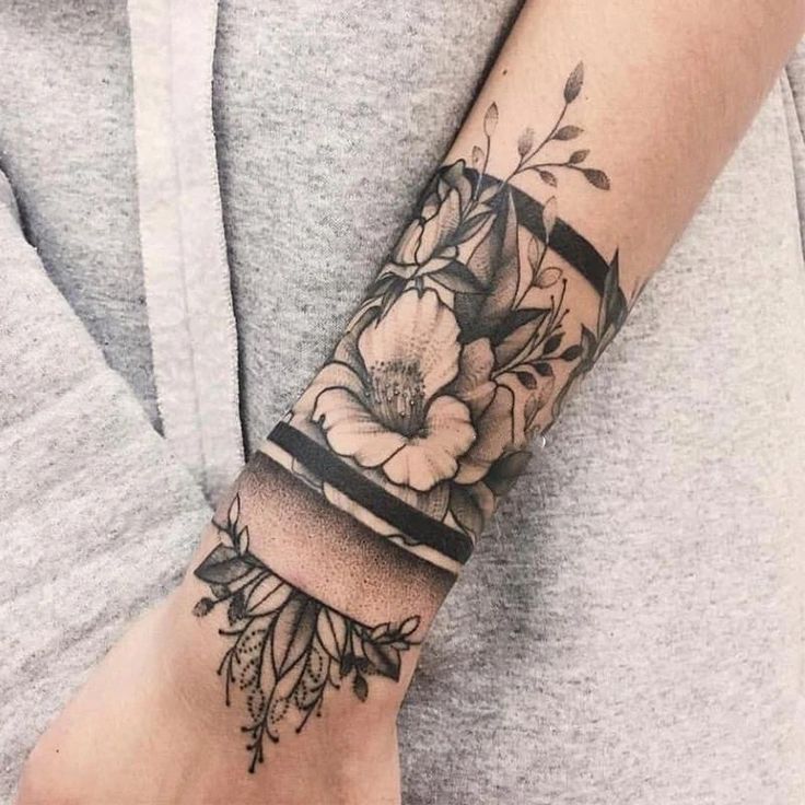 Hình xăm hoa trên cổ tay, phong cách blackwork chi tiết, ảnh độ phân giải HD.
