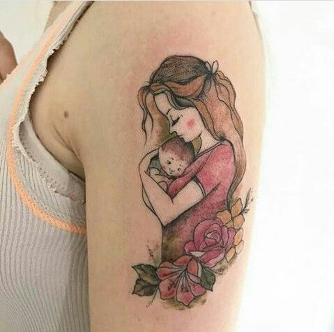 Hình xăm mẹ bế con, phong cách màu nước, chi tiết, vị trí cánh tay, độ phân giải HD.