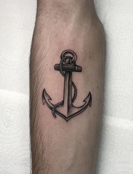 Hình xăm mỏ neo blackwork trên cánh tay, chi tiết rõ nét, phong cách cổ điển, độ phân giải HD.