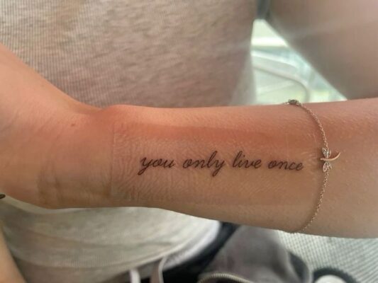 lựa chọn tuyệt vời cho ai yêu bản thân mình Hình xăm chữ "you only live once" trên cổ tay, phong cách chữ viết tay, ảnh HD.
