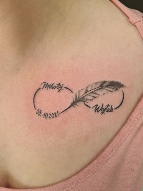 lưu giữ kỷ niệm với kiểu xăm vô cực Hình xăm lông vũ phong cách blackwork trên ngực, đường nét tinh tế, độ phân giải HD.