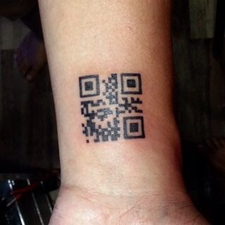 Hình xăm mã QR trên cổ tay, phong cách blackwork chi tiết, ảnh HD.