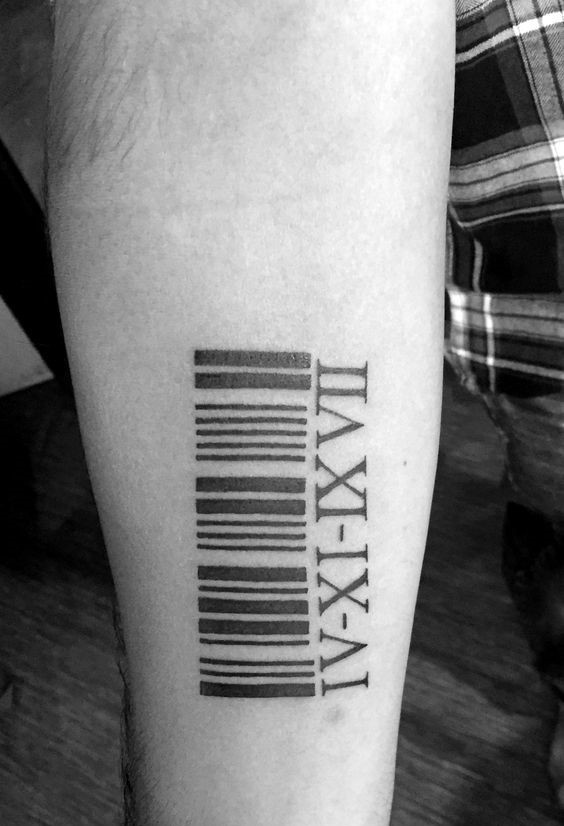 Hình xăm mã vạch blackwork trên cánh tay, phong cách tối giản, độ phân giải HD.