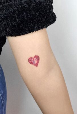 mẫu xăm trái tim nhỏ nhắn màu đỏ Hình xăm trái tim pha lê mini trên cánh tay, phong cách màu nước, chi tiết rõ nét, ảnh HD.