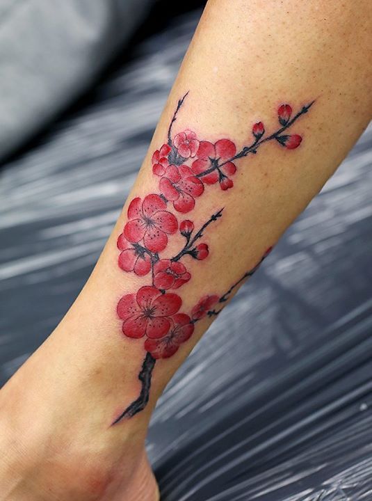 Hình xăm hoa anh đào trên chân, phong cách màu nước, chi tiết, độ phân giải HD.