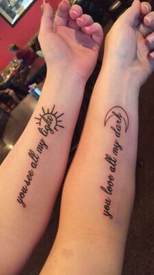 Hình xăm chữ và biểu tượng mặt trời, mặt trăng trên cánh tay, phong cách blackwork, độ phân giải HD.