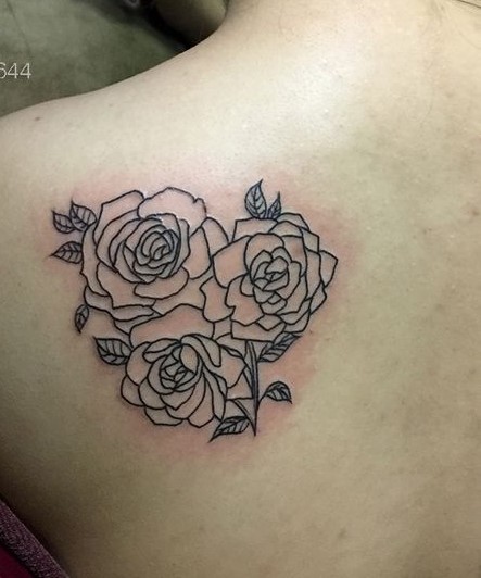 Hình xăm hoa hồng ở vai, phong cách blackwork, chi tiết rõ nét, độ phân giải HD.