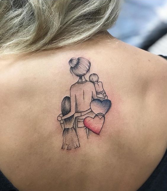 mẫu hình xăm ba mẹ con bên nhau sau lưng Hình xăm gia đình trên lưng phong cách blackwork, chi tiết với trái tim màu. Ảnh HD.