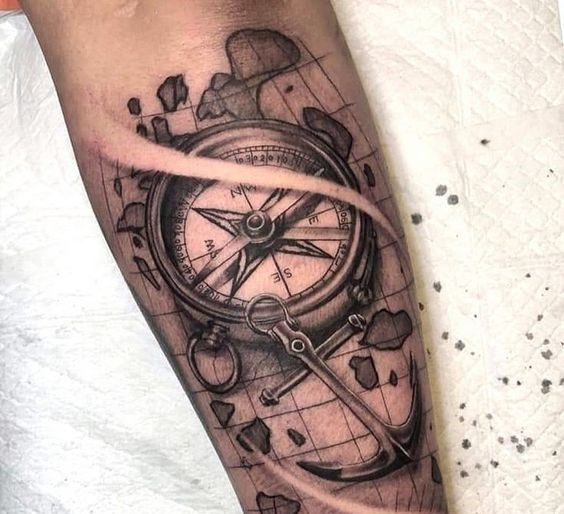 Hình xăm la bàn cổ điển trên tay, phong cách blackwork, chi tiết sắc nét, độ phân giải HD.
