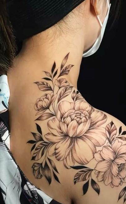 Hình xăm bông hoa đơn sắc trên vai Hình xăm hoa trên vai phong cách blackwork, chi tiết, độ phân giải HD.