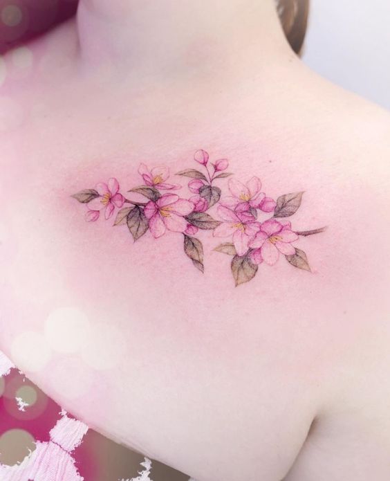 Hình xăm hoa hồng dịu dàng trên vai Hình xăm hoa màu nước trên vai, chi tiết tinh tế, phong cách nhẹ nhàng, độ phân giải HD.
