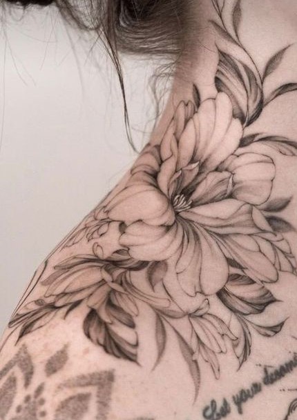 Thiết kế hình xăm hoa ở cổ và vai Hình xăm hoa trên vai, phong cách blackwork chi tiết, ảnh HD.