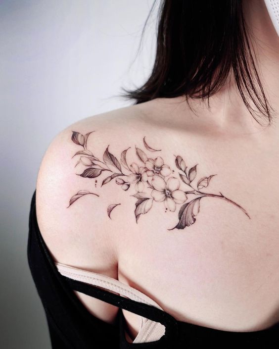 Hình xăm hoa phong cách cổ điển trên vai Hình xăm hoa trên vai, phong cách blackwork tinh tế, ảnh HD chi tiết rõ nét.